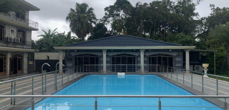 A louer une grande demeure avec piscine chauffée à Curepipe