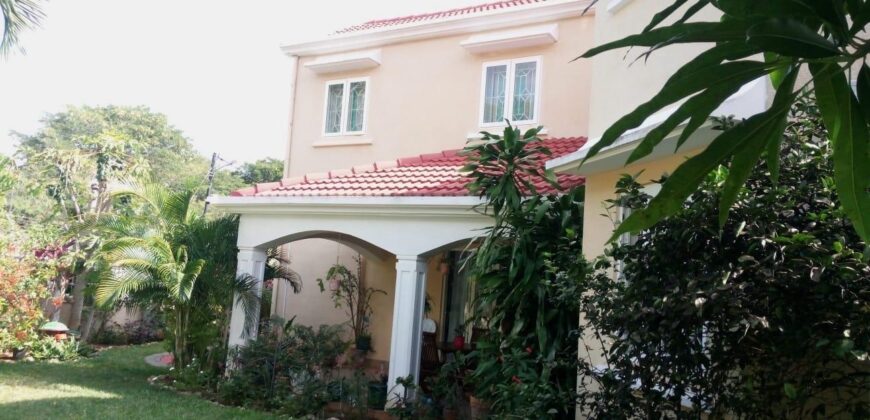 A vendre une grande villa de 346 m2 avec garage située dans un quartier paisible à Flic en Flac