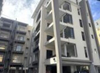A vendre un appartement de 128m2 avec terrasse et parking au centre de Quatre Bornes
