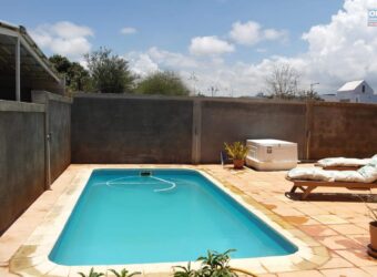 En vente une magnifique villa avec piscine, nichée dans un quartier résidentiel calme à Albion