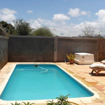 En vente une magnifique villa avec piscine, nichée dans un quartier résidentiel calme à Albion