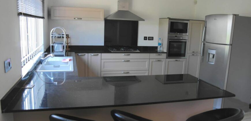 En vente une magnifique villa avec piscine, nichée dans un quartier résidentiel calme à Albion