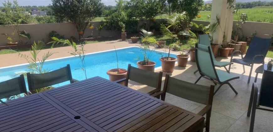 A vendre une grande villa récente avec piscine nichée dans un secteur tranquille à Flic en Flac
