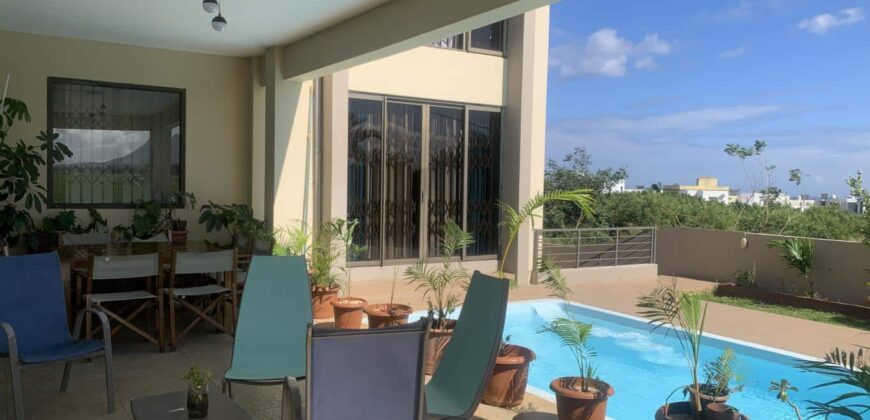 A vendre une grande villa récente avec piscine nichée dans un secteur tranquille à Flic en Flac