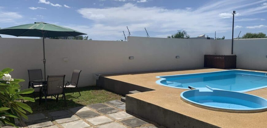 A louer une superbe villa moderne avec piscine, nichée dans un quartier résidentiel à Flic en Flac