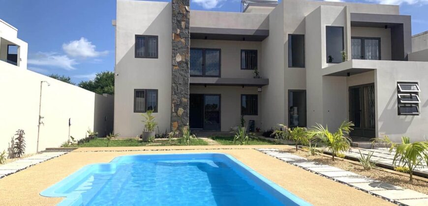 A louer un appartement récent avec piscine commune, situé dans un quartier résidentiel paisible à Flic en Flac.