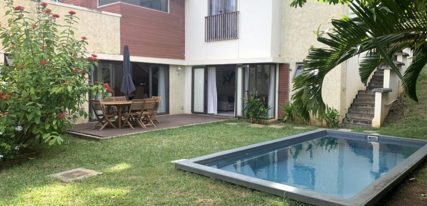 À louer ravissante villa avec piscine, nichée dans un quartier résidentiel paisible à Flic en Flac