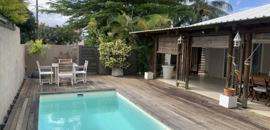 A vendre villa de charme avec piscine nichée proche des commerces à Tamarin