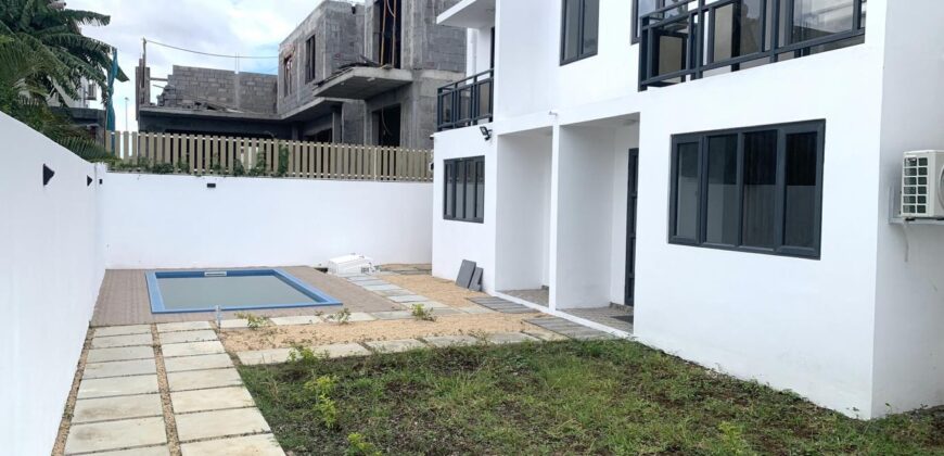Duplex récent avec piscine commune à vendre dans un quartier résidentiel calme à Flic en Flac