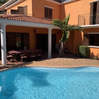 A louer une superbe villa avec piscine, à seulement 100 mètres de la plage à Flic-en-Flac