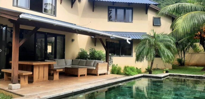 En location une spacieuse maison de 362m2 avec piscine située dans un morcellement résidentiel à Tamarin