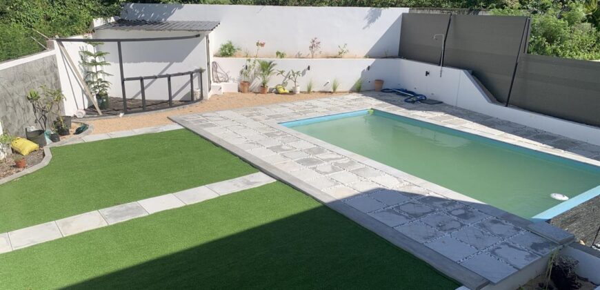 A louer une villa contemporaine avec piscine et vue panoramique à Tamarin