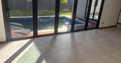 A vendre une spacieuses villa contemporaine de 223 m2 avec piscine privée à Pereybère