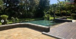 A vendre une luxueuse villa d’environ 800 m2 avec piscine éligible à l’achat aux Malgaches et aux étrangers située à Tamarin