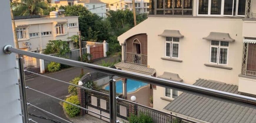 A louer: Appartement récent avec piscine commune, situé au calme au deuxième étage à Flic En Flac