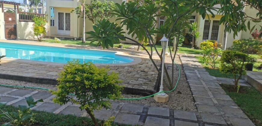 A louer superbe triplex villa dans un complexe sécurisé à Flic en Flac.