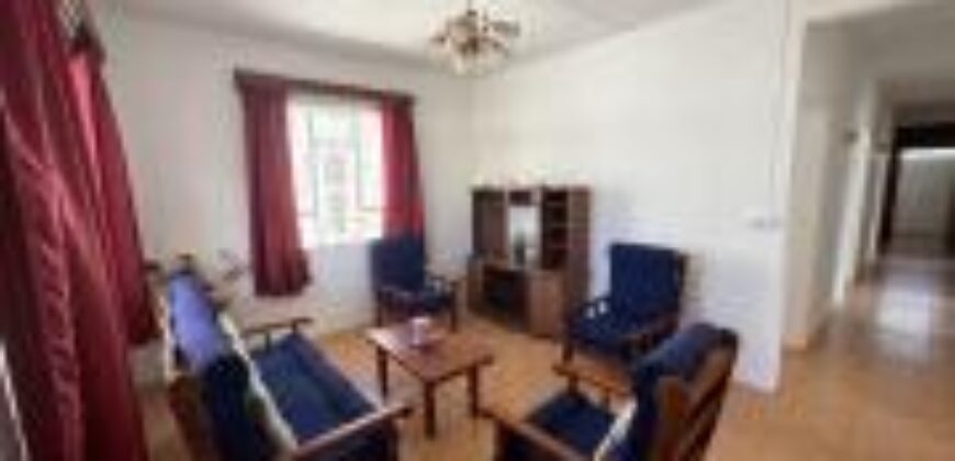 En vente une charmante villa de 243 m² sur un terrain de 417 m² proche commerces à Roches Brunes