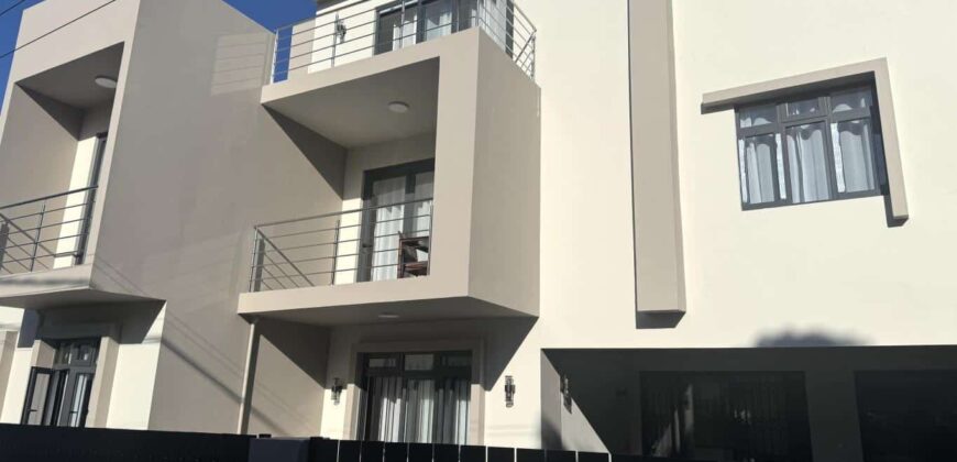 Location d’un élégant appartement récent avec piscine commune situé dans un quartier résidentiel à Flic-en-Flac