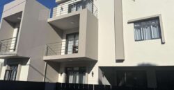 A louer: Appartement récent avec piscine commune, situé au deuxième étage dans un quartier calme à Flic-en-Flac.