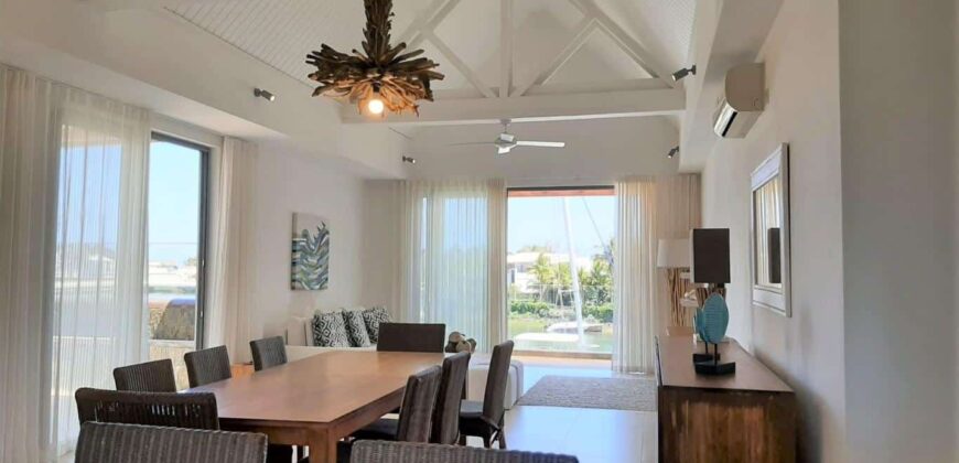 A vendre un appartement lumineux en bord de mer situé dans la seule marina résidentielle de l’île à Rivière Noire