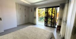 A vendre: Triplex avec piscine idéalement situé, au calme à seulement 3 minutes à pied de la plage de Flic-en-Flac