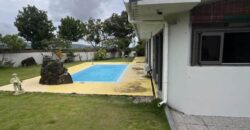 En vente une agréable villa familiale avec piscine de 295m2 sur un terrain arboré de 1197m2 à Domaine Piton