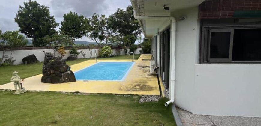 En vente une agréable villa familiale avec piscine de 295m2 sur un terrain arboré de 1197m2 à Domaine Piton