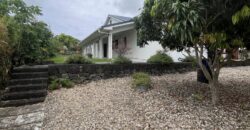 En vente une agréable villa familiale avec piscine de 295m2 sur un terrain arboré de 1197m2 à Domaine Piton