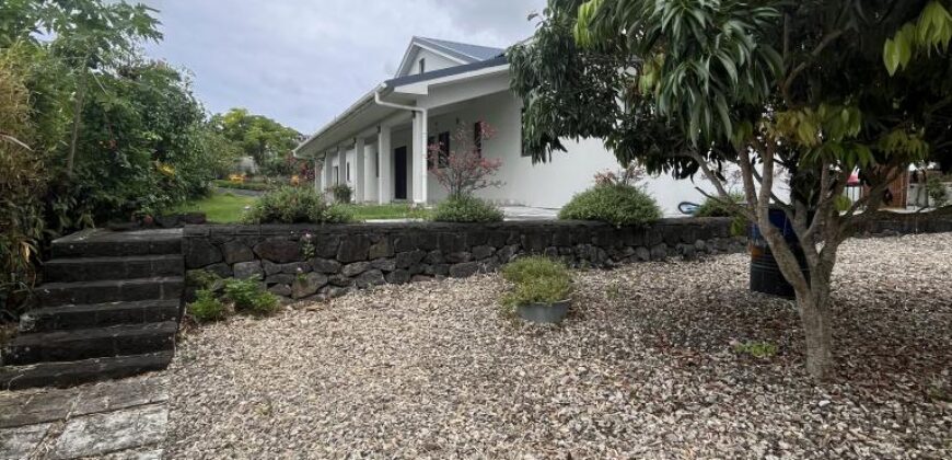 En vente une agréable villa familiale avec piscine de 295m2 sur un terrain arboré de 1197m2 à Domaine Piton
