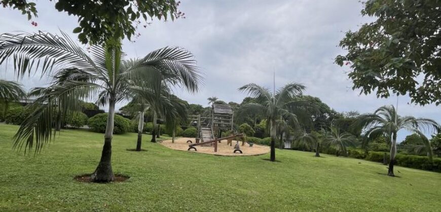 En vente une agréable villa familiale avec piscine de 295m2 sur un terrain arboré de 1197m2 à Domaine Piton