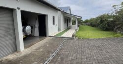 En vente une agréable villa familiale avec piscine de 295m2 sur un terrain arboré de 1197m2 à Domaine Piton