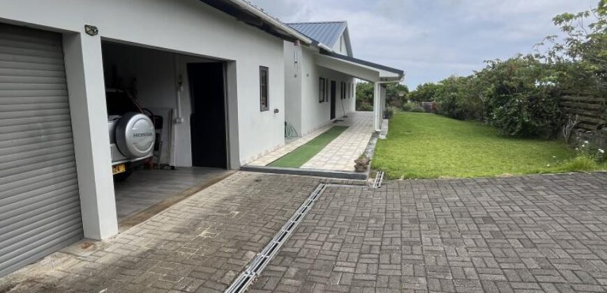 En vente une agréable villa familiale avec piscine de 295m2 sur un terrain arboré de 1197m2 à Domaine Piton