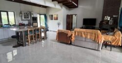 En vente une agréable villa familiale avec piscine de 295m2 sur un terrain arboré de 1197m2 à Domaine Piton
