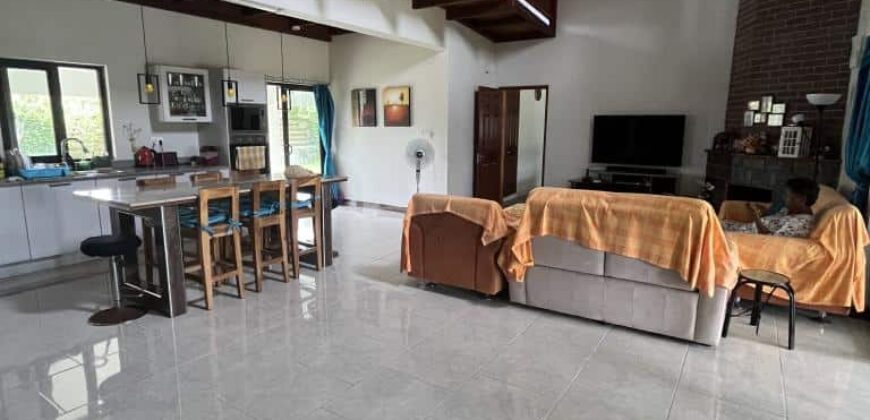 En vente une agréable villa familiale avec piscine de 295m2 sur un terrain arboré de 1197m2 à Domaine Piton