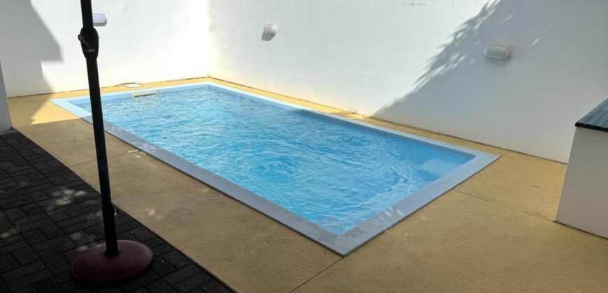 A louer une villa duplex récente avec piscine située dans un quartier résidentiel à Flic en Flac