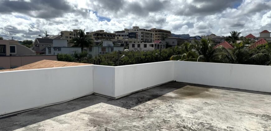 A louer une villa duplex récente avec piscine située dans un quartier résidentiel à Flic en Flac