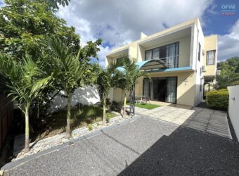 A louer une villa duplex récente avec piscine située dans un quartier résidentiel à Flic en Flac