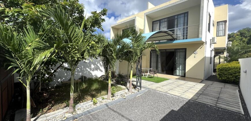 A louer une villa duplex récente avec piscine située dans un quartier résidentiel à Flic en Flac