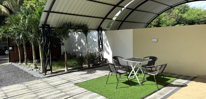 A louer une villa duplex récente avec piscine située dans un quartier résidentiel à Flic en Flac