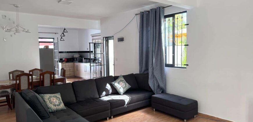 A louer une villa duplex récente avec piscine située dans un quartier résidentiel à Flic en Flac