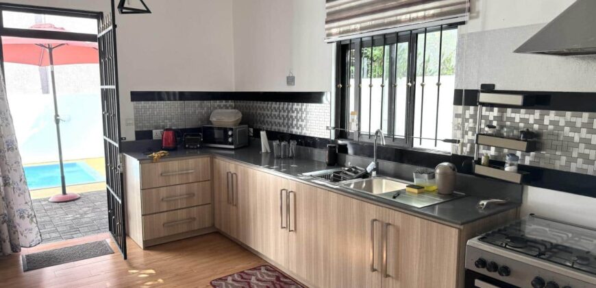 A louer une villa duplex récente avec piscine située dans un quartier résidentiel à Flic en Flac