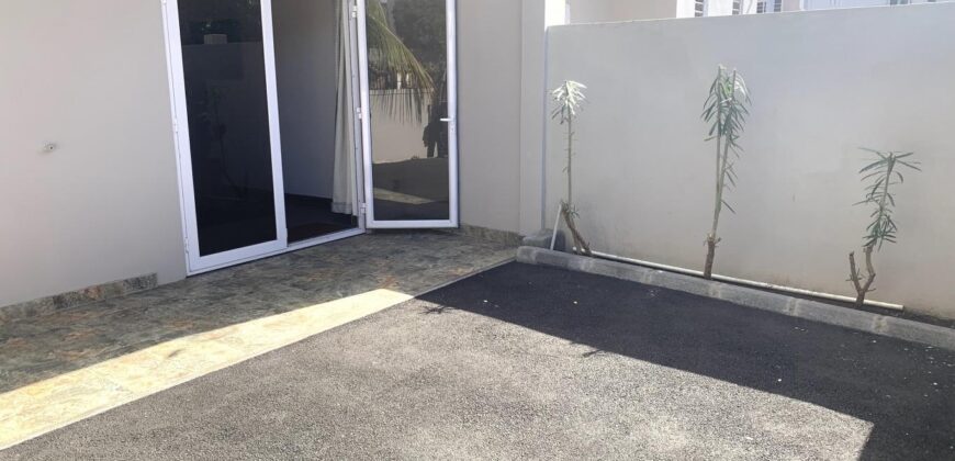 A louer appartement en duplex récent à seulement 5 minutes à pied des commerces et de la plage à Flic en Flac.