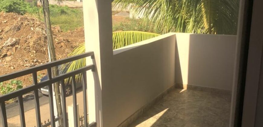 A louer appartement en duplex récent à seulement 5 minutes à pied des commerces et de la plage à Flic en Flac.