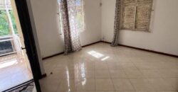 En vente une grande villa de 1340m2 sur un terrain de 290m2 proche des commerces à Pointe aux Piments