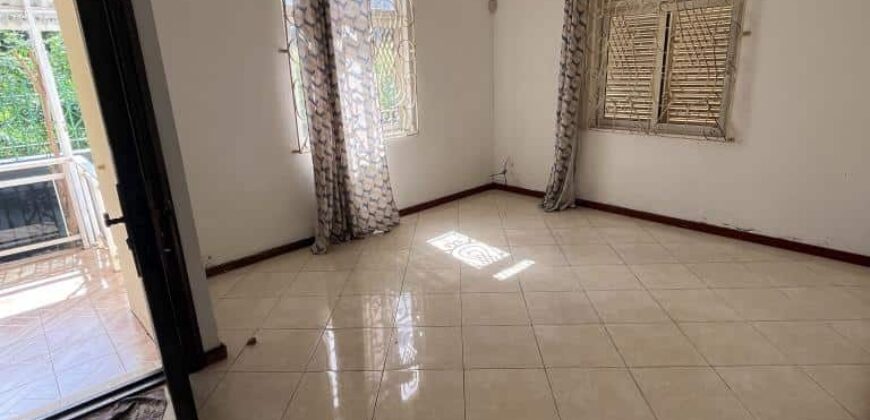 En vente une grande villa de 1340m2 sur un terrain de 290m2 proche des commerces à Pointe aux Piments