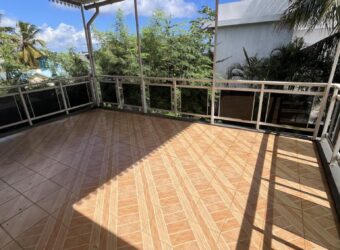 En vente une grande villa de 1340m2 sur un terrain de 290m2 proche des commerces à Pointe aux Piments