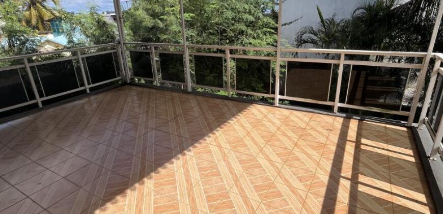En vente une grande villa de 1340m2 sur un terrain de 290m2 proche des commerces à Pointe aux Piments