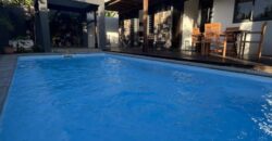 Location d’une élégante villa meublée avec piscine proche de la plage à Grandbaie