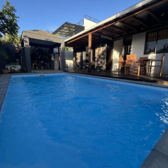 Location d’une élégante villa meublée avec piscine proche de la plage à Grandbaie