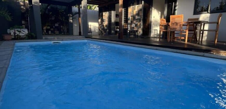 Location d’une élégante villa meublée avec piscine proche de la plage à Grandbaie